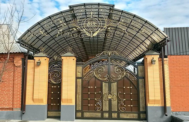 Купить или заказать ворота для дома с навесом - стильные и надежные решения для вашего участка в Великом Устюге от 42224 руб | ВоротМастер-Влс