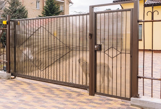 Купить ворота из профлиста с элементами ковки, с металлическими столбами в рамке или под дерево в Великом Устюге от 155805 руб